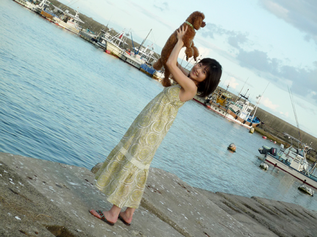 神戸・塩屋の海にて。愛犬フェリーチェと
